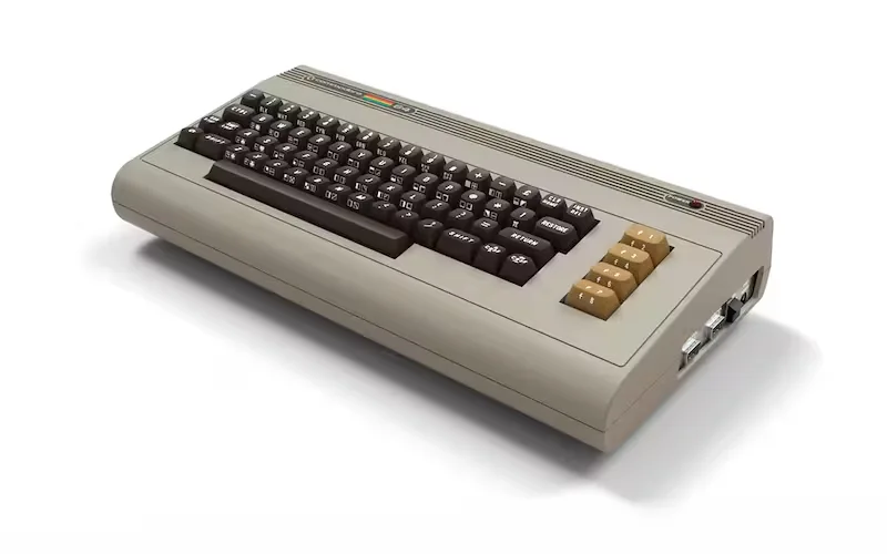 Commodore 64 Ultimate visto di tre quarti su sfondo bianco.